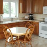 Perfect Kitchen Table Colors for Maple Cabinets: 5+ Designer-Approved Options