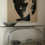 Explore 13 Sophisticated Console Table Configurations Behind Sofas