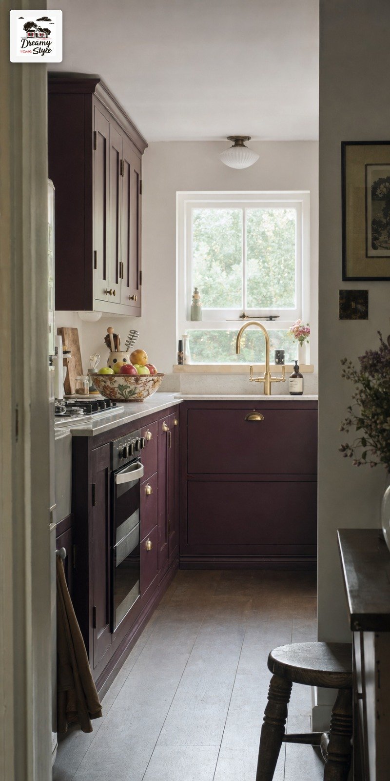 Wall Colors That Live Happily Next to Aubergine Cabinets