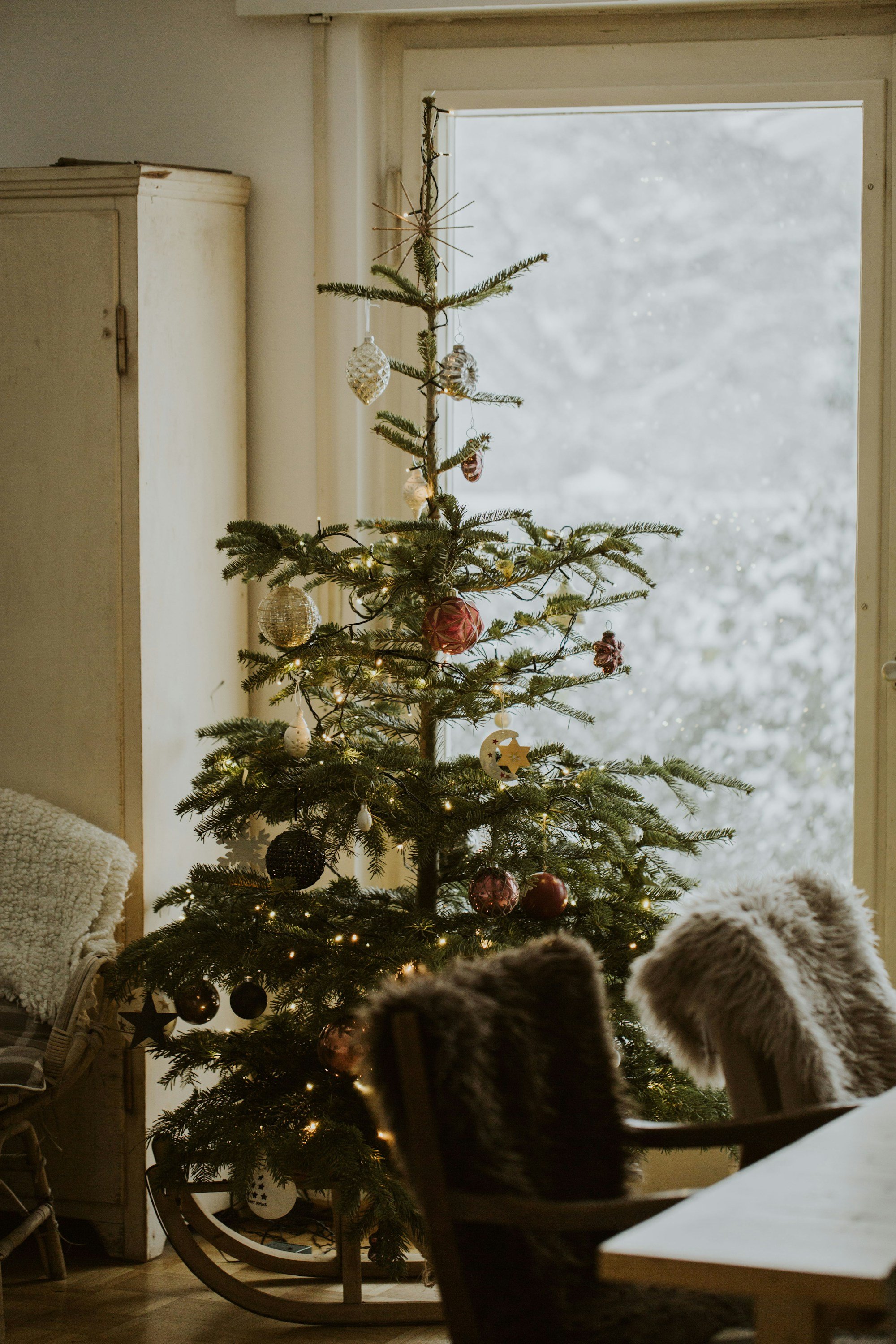 Scandinavian Christmas Decor Ideas That Run on Candlelight