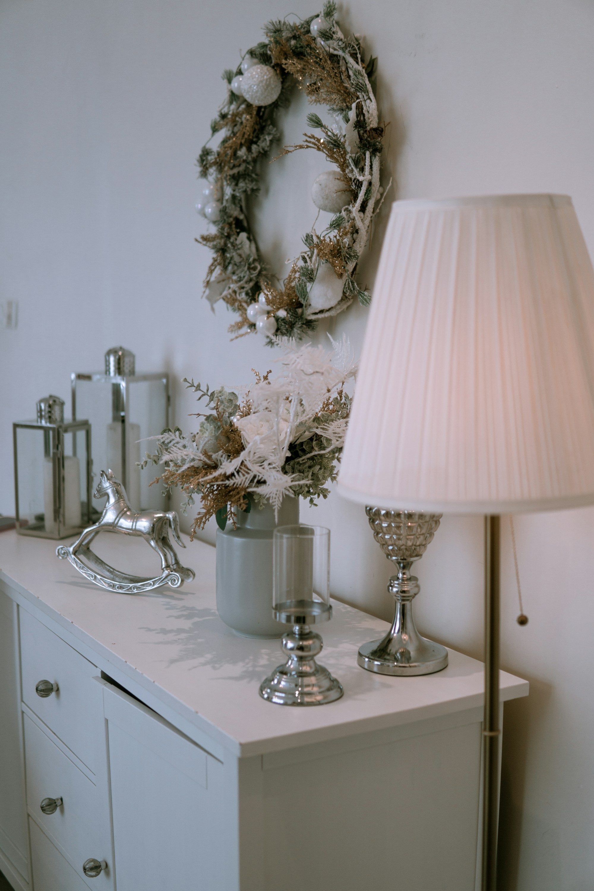 Christmas Entryway Table Decor That Welcomes Guests at the Door